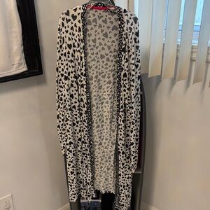 La Vie En Rose Black and White Heart Print bath robe